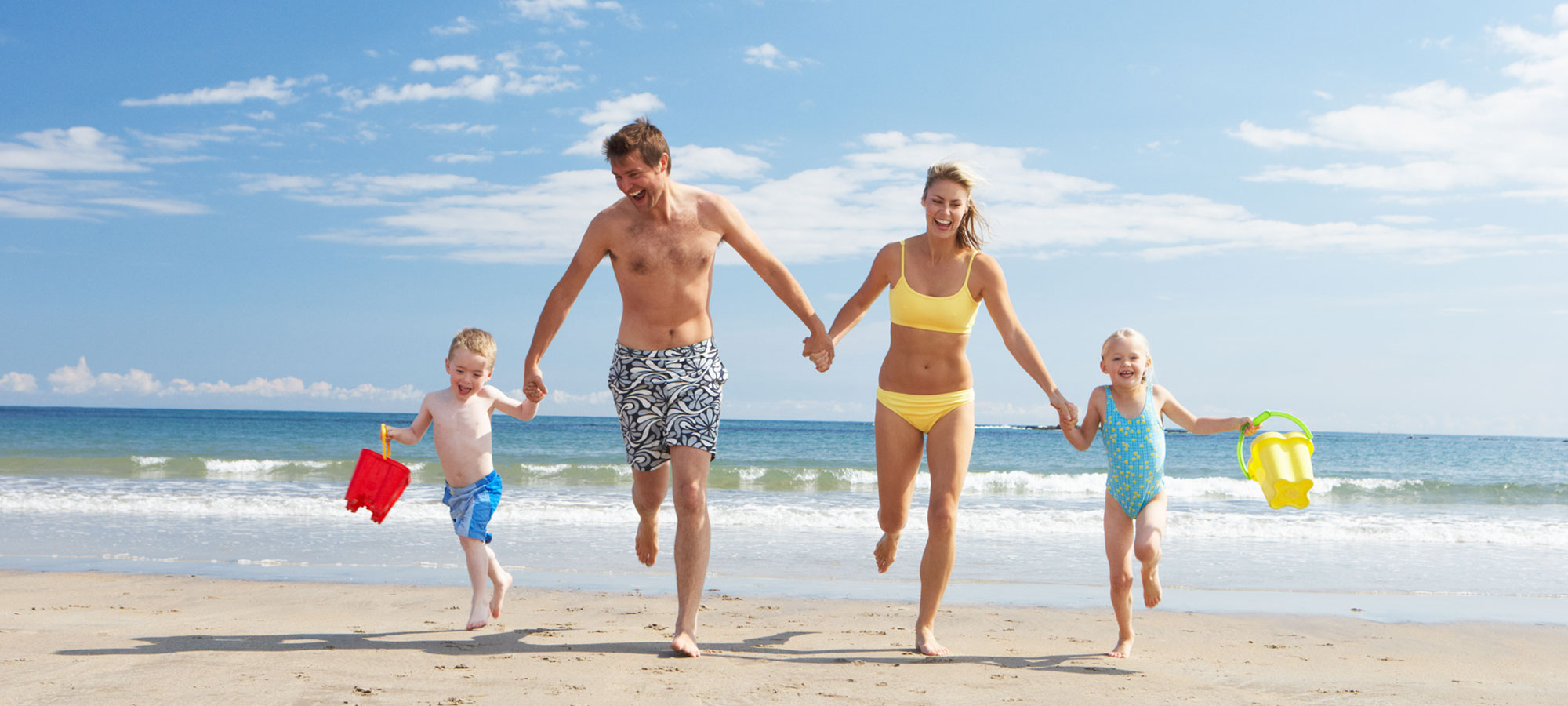 Море 2024 отдых с детьми все включено. Семья на пляже. Море пляж семья. Семья на отдыхе. Дети отдыхают на море.